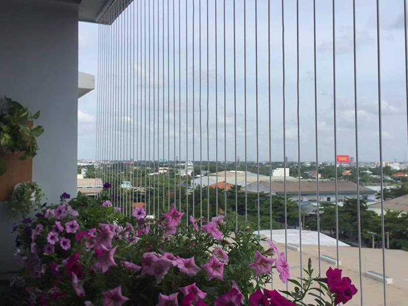 Lắp đặt lưới bảo vệ ban công